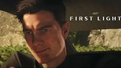 Protagonista de 007 First Light en primer plano dentro de un auto en PS5.