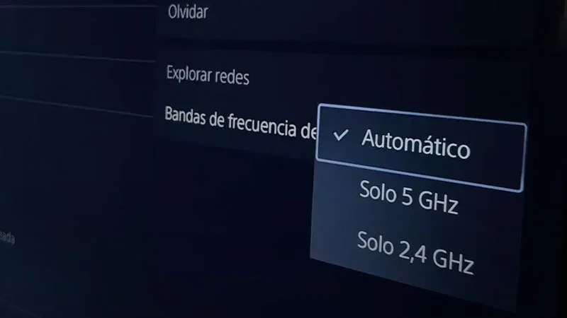 Menú PS5 con opciones de banda de frecuencia Wi-Fi: Automático, Solo 5 GHz y Solo 2,4 GHz