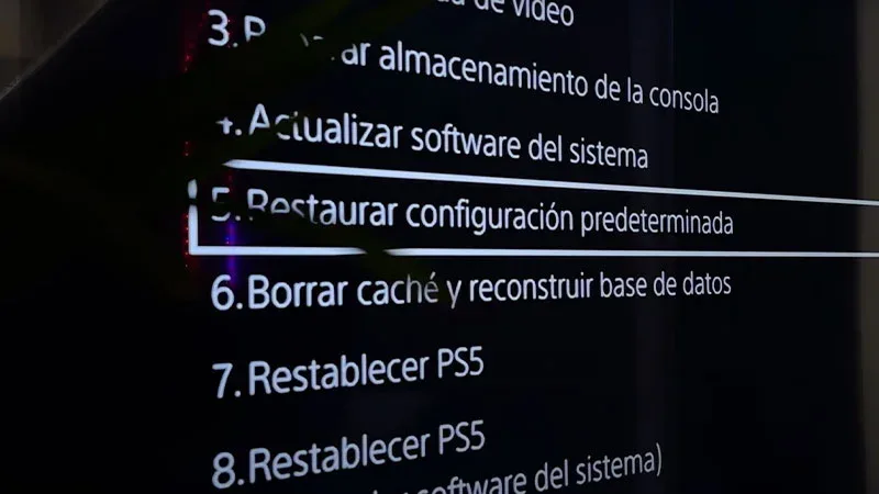 Menú Safe Mode de PS5 en español mostrando opciones: restaurar configuración, borrar caché y restablecer PS5.