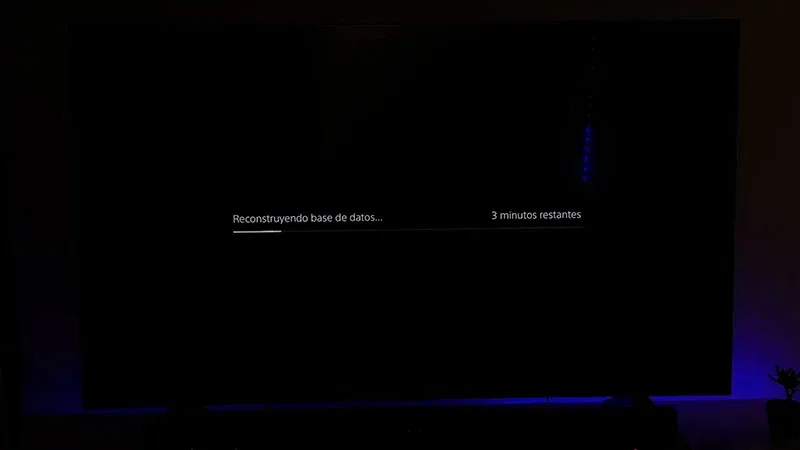 Pantalla PS5 en modo seguro reconstruyendo base de datos con 3 minutos restantes