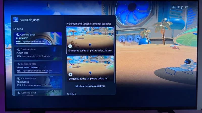 Menú "Ayuda de juego" en PS5 con niveles de Astro Bot: Playa Bot al 66%, Plaza CPU 50%, Hotel Brincobrinco 71%
