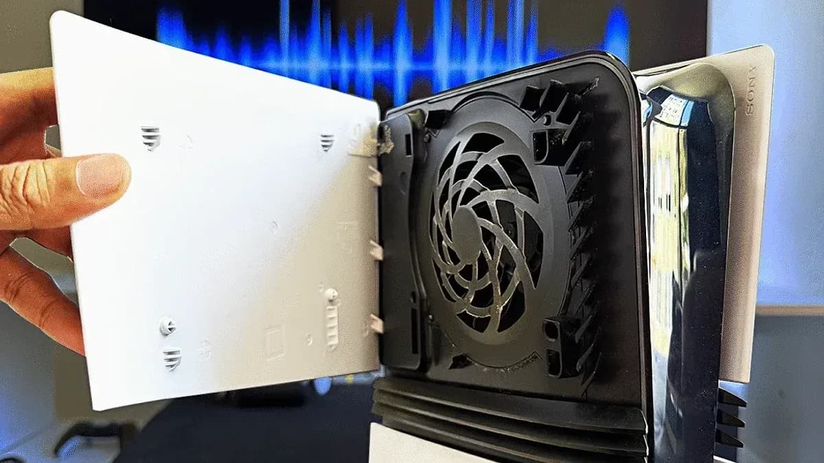Interior de PS5 con la carcasa blanca retirada mostrando el ventilador interno, con logo Sony visible.
