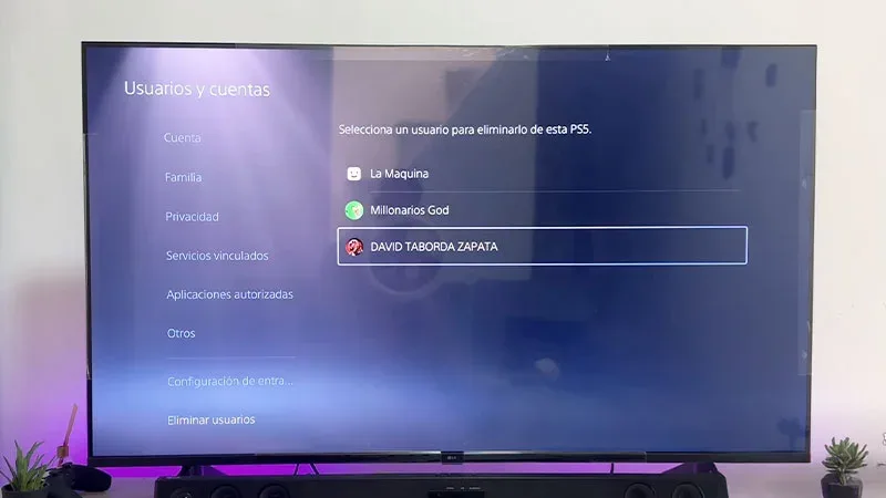 Pantalla PS5 "Usuarios y cuentas" mostrando opción eliminar usuario con tres perfiles: La Maquina, Millonarios God y David Ta