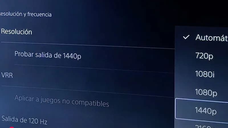 Menú de resolución PS5 con opciones 720p, 1080i, 1080p, 1440p seleccionada y 2160p, con VRR activado.