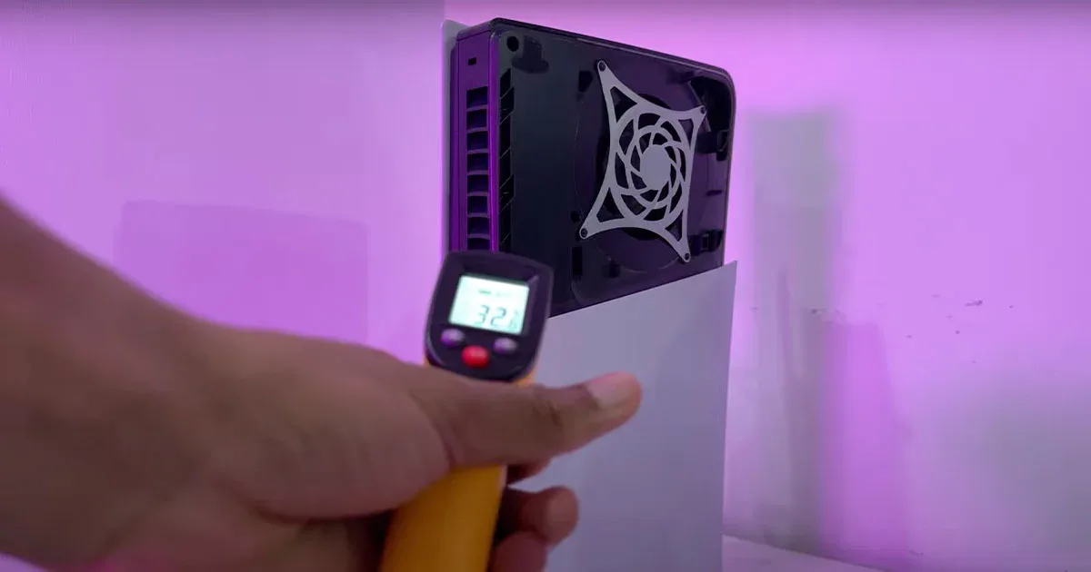 Medición con termómetro infrarrojo de 32°C en la parte trasera de una PS5 con ventilador morado