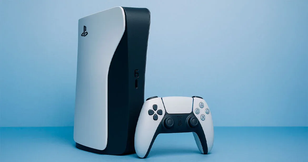 PlayStation 5 en blanco y negro con mando DualSense sobre fondo azul claro