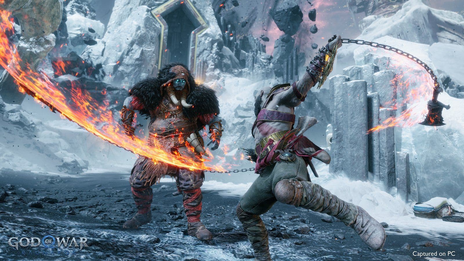 Kratos lanza las Cuchillas del Caos en llamas contra un enemigo en God of War Ragnarök, capturado en PC.