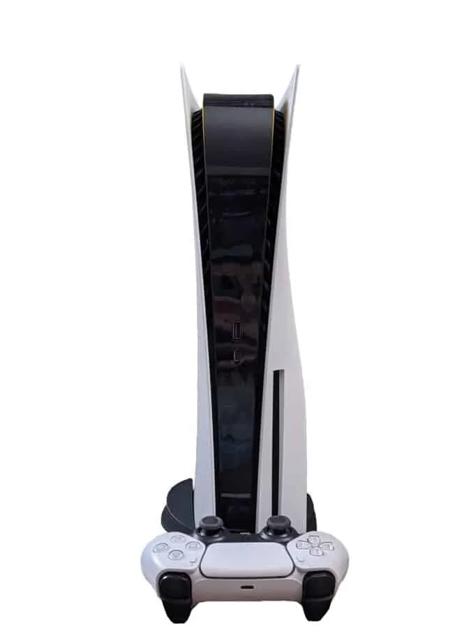 Consola PS5 con mando DualSense, destino de los datos al transferir de PS4 a PS5