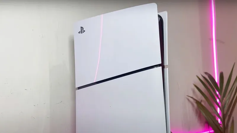 PS5 Slim en posición vertical con luz rosa de fondo, modelo compacto de la consola PlayStation 5 de Sony.