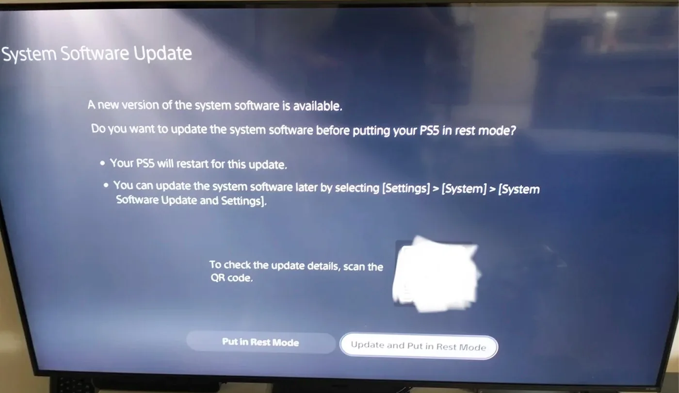 Aviso de actualización del software de PS5 con opciones para entrar en modo reposo o actualizar antes de hacerlo.