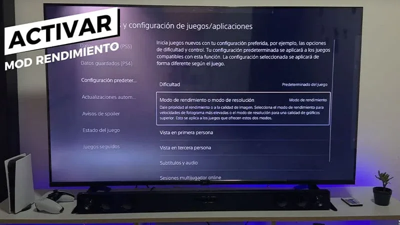 Pantalla PS5 con ajuste "Modo de rendimiento" activado en configuración de juegos, televisor grande en salón.