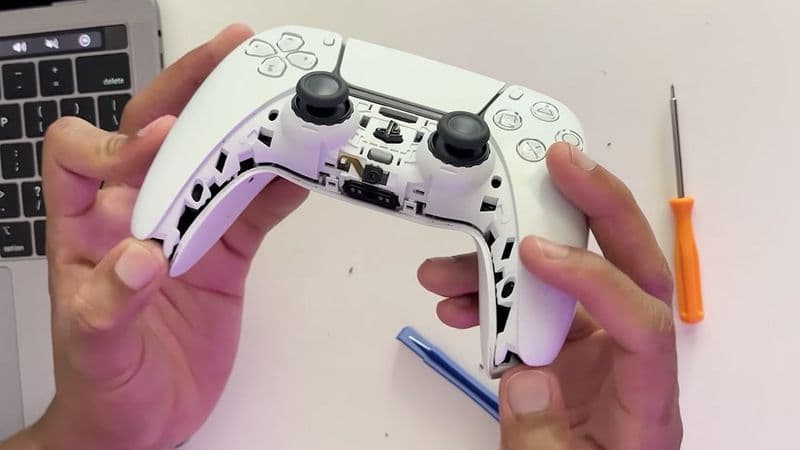 Cómo destapar tu DualSense paso a paso para reparar drift y otros fallos