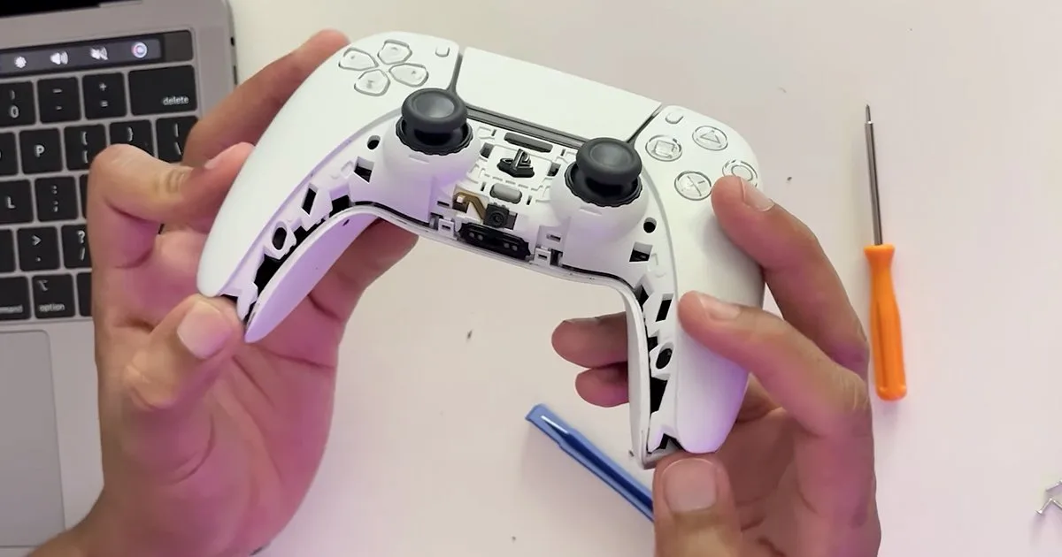 Cómo destapar tu DualSense paso a paso para reparar drift y otros fallos