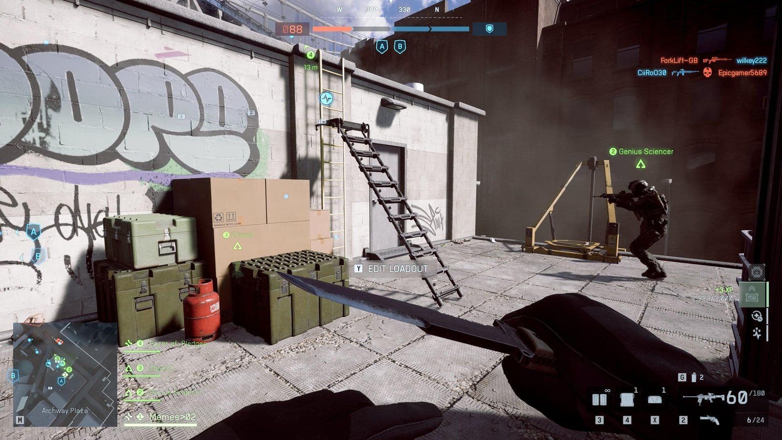 Gameplay de Battlefield en Archway Plaza con vista en primera persona sosteniendo cuchillo y aliado cubriendo posición
