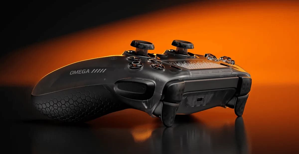 Mando gaming SCUF Omega para PS5 con diseño negro y dorado, textura hexagonal y joysticks ajustables