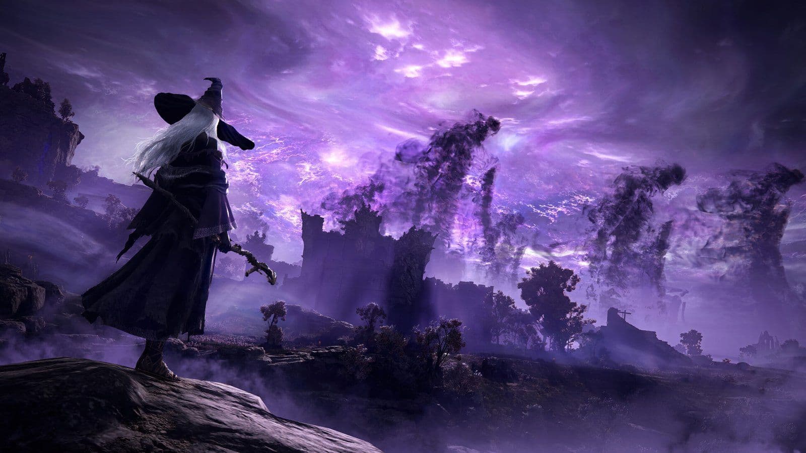 Mago contemplando un cielo púrpura apocalíptico en Elden Ring Nightreign, con ruinas y nubes de tormenta mágica.