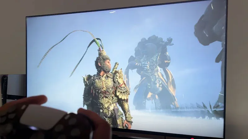 Captura de Black Myth: Wukong en PS5 con HDR, mostrando al protagonista frente a un jefe gigante.