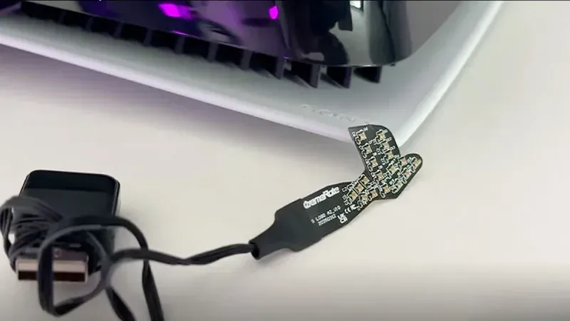 Placa LED RGB ExtremeRate con cable USB para PS5, junto a consola PlayStation 5 blanca con iluminación morada.