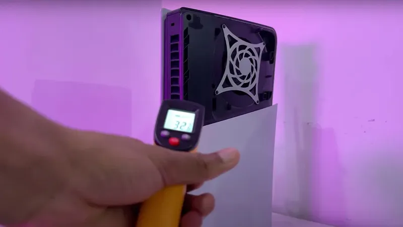 Medición con termómetro infrarrojo de 32°C en la parte trasera de una PS5 con ventilador morado