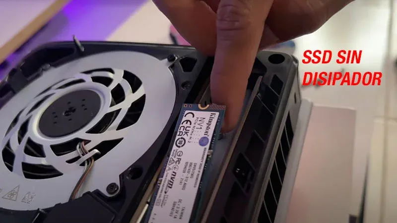 Instalación de SSD Kingston NV1 M.2 NVMe sin disipador en PS5 abierta mostrando ventilador interno.