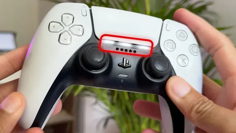 Mando DualSense PS5 con touchpad iluminado resaltado en rojo, mostrando los puntos de estado del controlador.