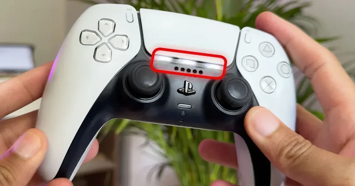 Mando DualSense PS5 con touchpad iluminado resaltado en rojo, mostrando los puntos de estado del controlador.