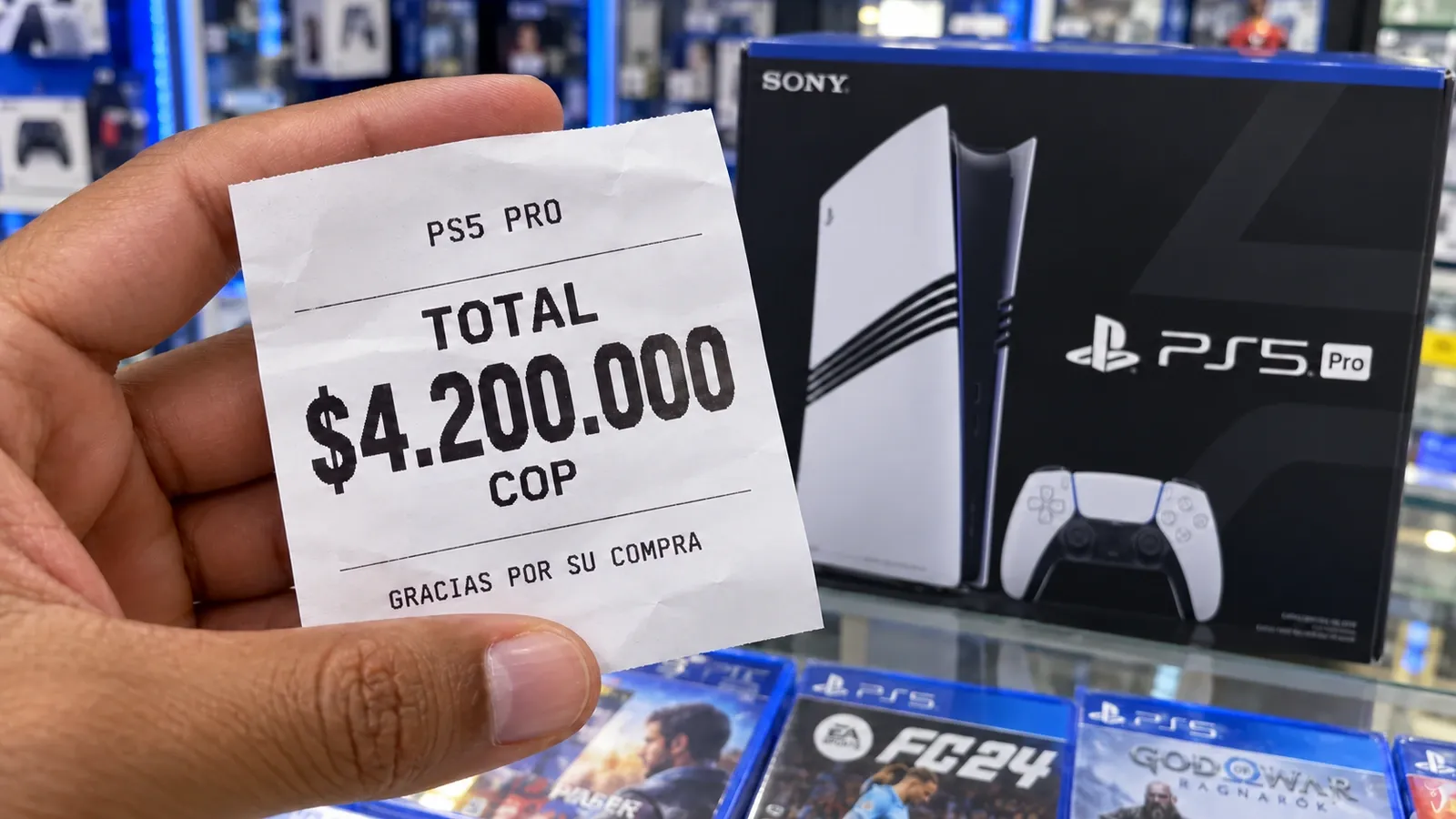 Ilustración de una mano con un recibo de 4.200.000 pesos frente a la caja de una PS5 Pro en una tienda