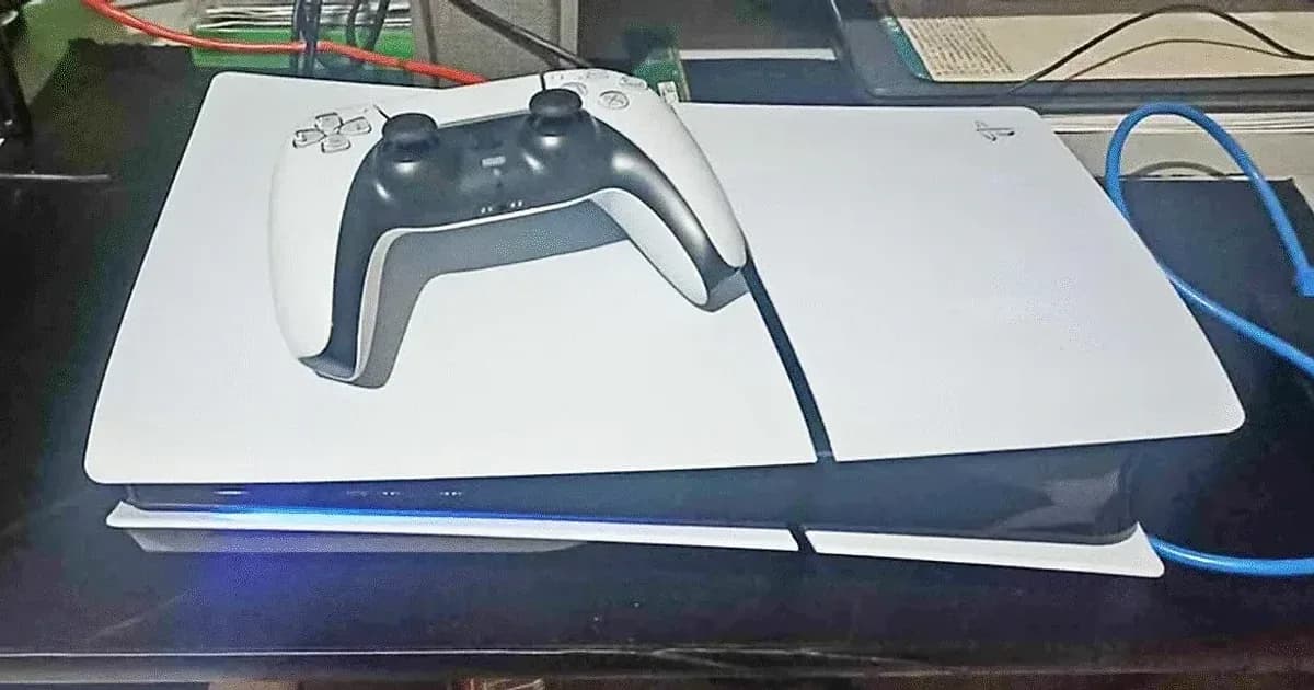 PS5 Slim en posición horizontal con mando DualSense negro y blanco encima, iluminación azul lateral encendida.