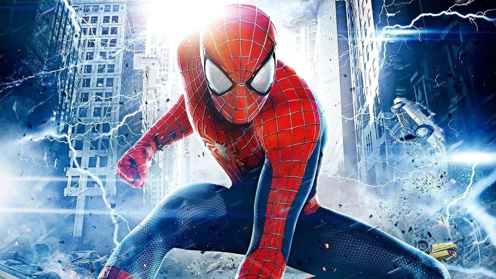 Spider-Man en traje rojo y azul en posición de ataque rodeado de rayos eléctricos en Nueva York