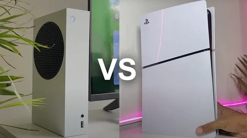 Xbox Series S vs PS5 Slim: comparativa de consolas blancas enfrentadas con texto "VS" al centro.