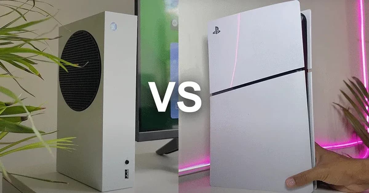 Xbox Series S vs PS5 Slim: comparativa de consolas blancas enfrentadas con texto "VS" al centro.