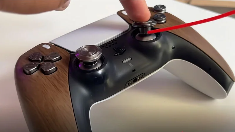 como quiar el drift en mando de ps5 Estos 3 errores comunes destruyen el DualSense y provocan drift. Descubre cuáles son, por qué dañan el mando y cómo evitarlos para alargar su vida útil.