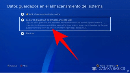 image » Pleyx Pantalla de PS4 con opciones de almacenamiento; flecha roja apunta a 'Copiar al dispositivo de almacenamiento USB'.