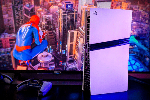 Consola PS5 junto a un televisor con Marvel's Spider-Man, donde se aprecia la nitidez de la PSSR mejorada